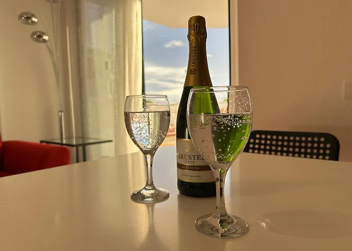 Modern Apartment, Heated Pool & 2 Terraces 公寓 *